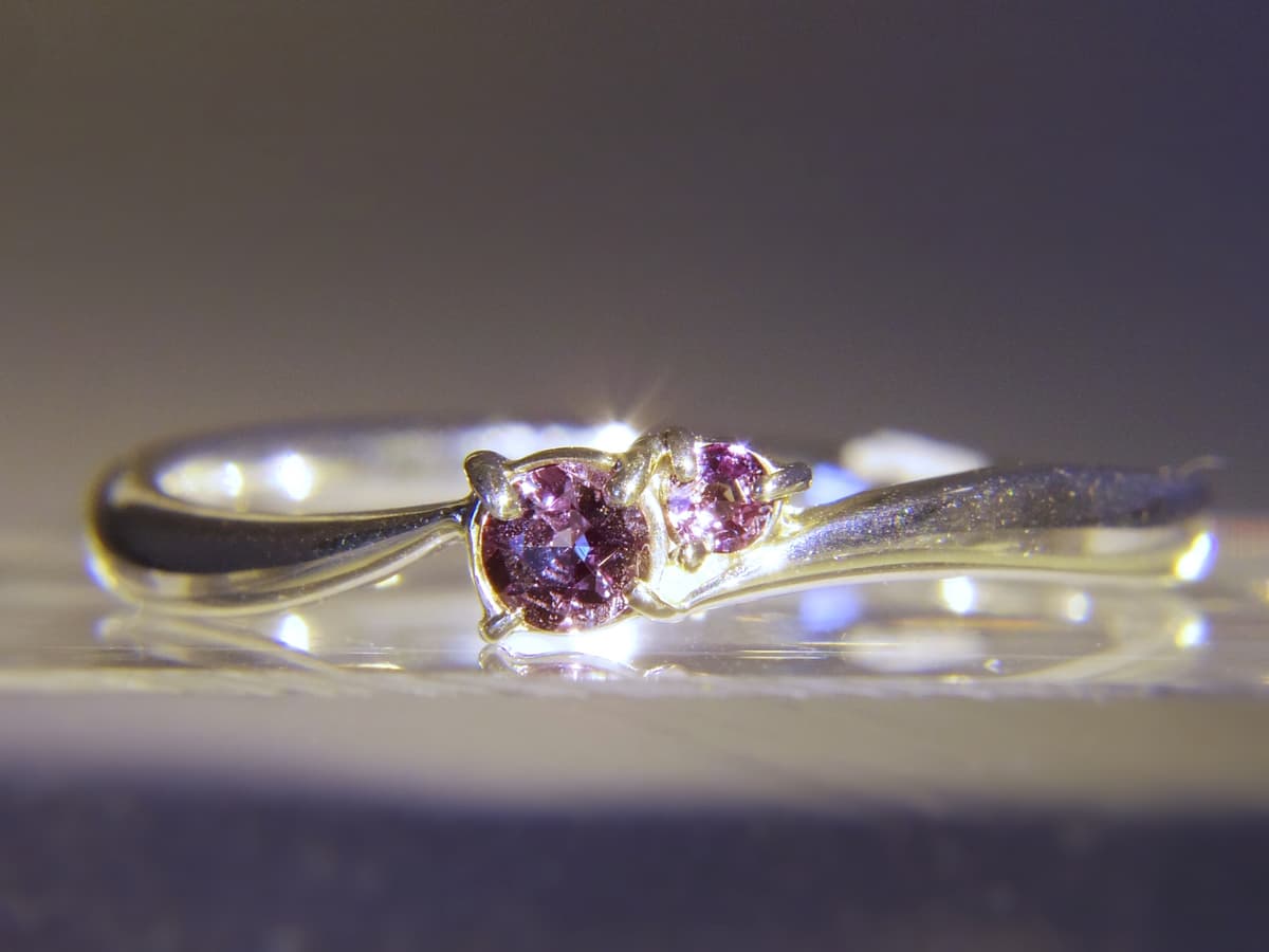 アレキサンドライト リング — 白熱灯下(赤紫色)